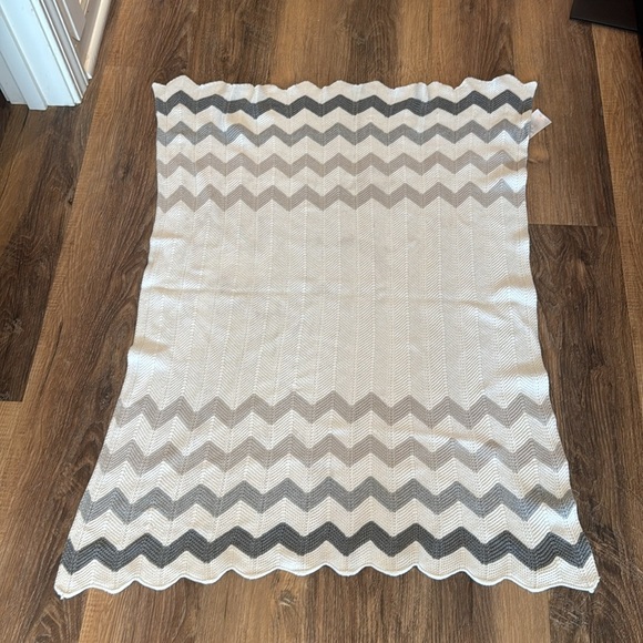 New Silver Cloud Unisex Baby Blanket/Shawl Gray and White Chevron Pattern - Picture 5 of 6